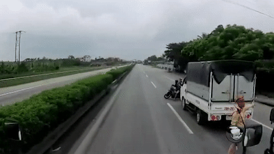 Video: Tài xế xe máy lao ngược chiều vào làn ôtô để chạy trốn CSGT
