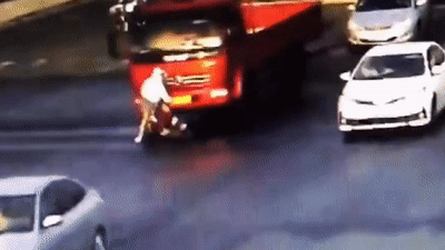 Video: Cô gái thoát chết dưới gầm xe tải nhờ kỹ năng cuộn người