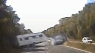 Video: Tài xế sống sót kỳ diệu sau khi xe lật nhiều vòng trên đường 
