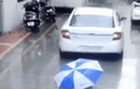 Video: Bé trai may mắn thoát chết sau khi bị ôtô lùi qua người