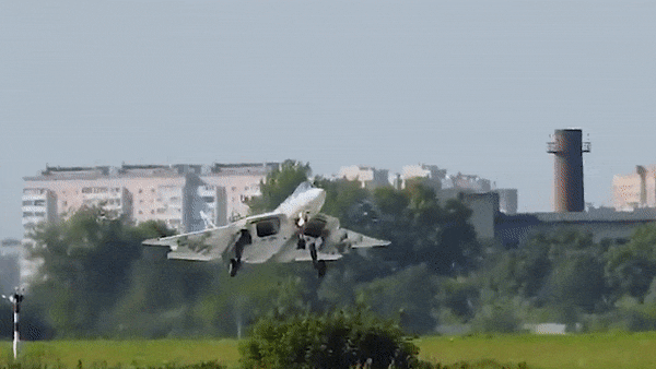 Video: Máy bay tiêm kích của Nga bung dù để hạ cánh một cách ngoạn mục