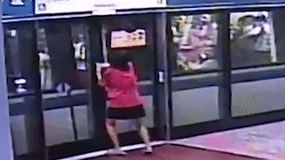 Video: Người phụ nữ dùng tay không mở cửa tàu điện ngầm để lên tàu