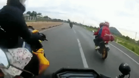 Video: Phóng nhanh, hai phượt thủ va vào nhau bất tỉnh giữa đường