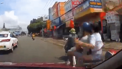 Video: Taxi vượt ẩu khiến 3 người đi xe máy gặp nạn