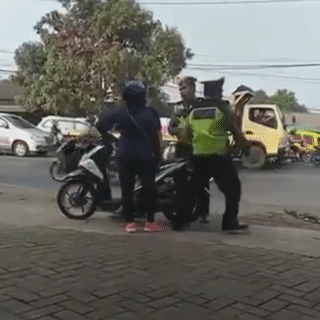 Video: Cảnh sát 'tung cước' hạ gục lái xe máy định 'thông chốt'