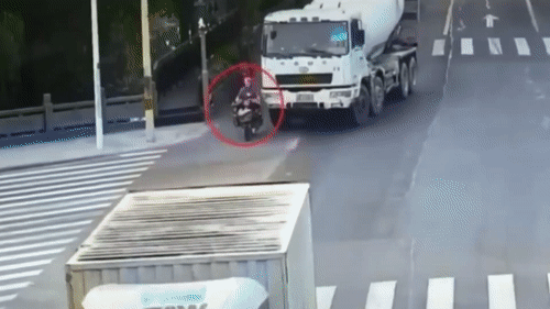 Video: Người phụ nữ thoát chết thần kỳ khi bị xe bồn cuốn vào gầm