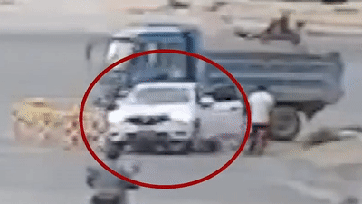 Video: Bố không tắt động cơ, bé trai 6 tuổi lùi xe xuống hố tử thần