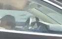 Video: Tài xế ngủ ngon lành bỏ mặc xe lao nhanh trên cao tốc