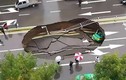 Video: Hố tử thần 60 m2 nuốt chửng xe taxi ở Trung Quốc