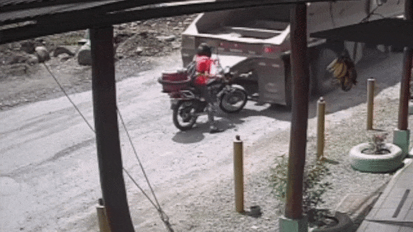 Video: Tài xế xe máy thoát chết khi gặp xe đầu kéo lùi trúng