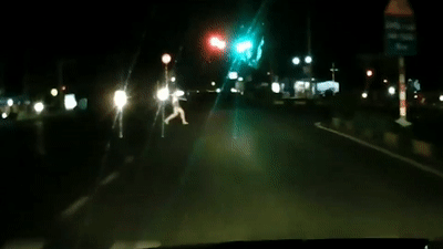 Video: Cô gái bất ngờ lao ra giữa đường chặn đầu ôtô rồi ôm mặt khóc