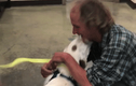 Video: Người đàn ông vô gia cư đoàn tụ với chó cưng sau gần 2 tuần mất tích