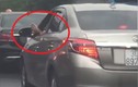Video: Giật mình cảnh tài xế vừa lái xe vừa gác chân lên cửa tại Hà Nội