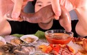 Video: Chàng trai ăn ngon lành mâm hải sản sống ngọ nguậy