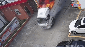 Video: Xe tải bốc cháy ngùn ngụt, tài xế đưa thẳng vào trạm cứu hỏa