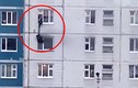 Video: "Anh hùng" vươn mình ra ngoài cửa sổ cứu cô gái khỏi căn hộ đang cháy