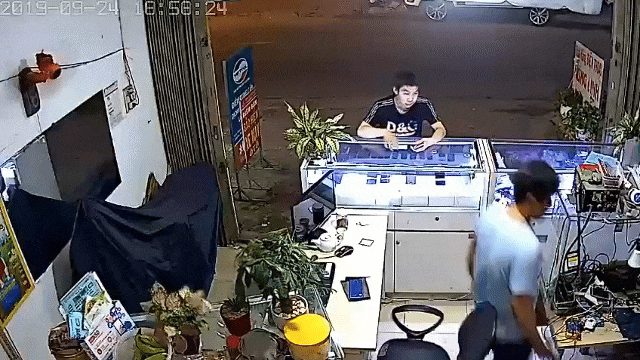 Video: Chủ quán phi thân qua tủ kính, truy đuổi tên cướp điện thoại