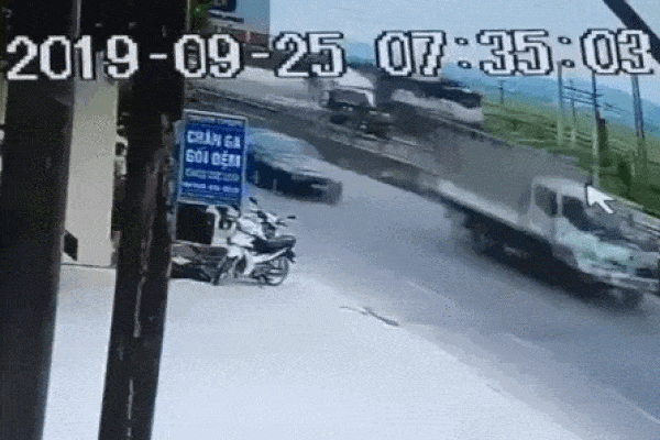Video: Khoảnh khắc tàu hỏa đâm xe tải 'nổ như bom' khiến đường sắt Nghệ An tê liệt