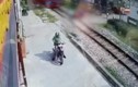 Video: Nam thanh niên vượt đường sắt, bị tàu hỏa đâm tử vong