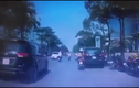 Video: Mẹ địu con chạy xe bất cẩn, té lao đầu vào bánh ôtô ở Hà Nội