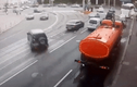 Video: Đạp nhầm chân ga, tài xế tông hàng loạt ôtô trên đường