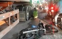 Video: Xe máy va chạm với xe đầu kéo, 2 em bé thương vong ở TP.HCM