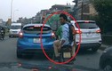 Video: Khách tây đi xe ôm nhổ nước bọt khiêu khích người đi đường