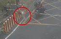 Video: Chờ tàu hỏa đi đến, cô gái lao ra nằm giữa đường ray tự tử