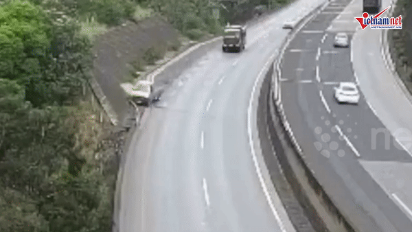 Video: Xe tải mất lái, đâm xuyên hàng rào lao xuông vực sâu