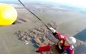 Video: Dù không bung, nhân viên cứu hộ rơi tự do từ trực thăng xuống đất