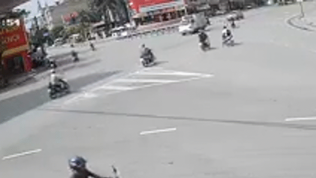 Video: Nam sinh nguy kịch vì vượt đèn đỏ, tông thẳng vào xe tải giữa ngã tư