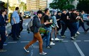 Video: Trung Quốc phạt tiền người vừa sang đường vừa xem điện thoại