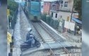 Video: Tàu hỏa tông văng xe máy, tài xế thoát chết thần kỳ