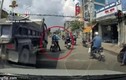 Video: Tài xế lái xe tải đuổi theo chèn ép, tấn công người đi xe máy
