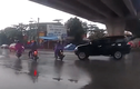 Video: Tài xế lái xe không tập trung, ôtô húc ngã người đi xe máy