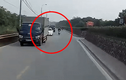 Video: Thanh niên vượt ẩu thoát chết khi bóp phanh, tự ngã trước đầu xe ôtô