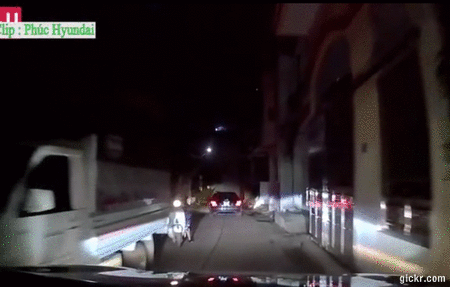 Video: Mẹ chở con ngã ra đường, tài xế ô tô phanh cháy lốp cứu mạng cháu bé