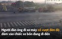 Video: Vượt đèn đỏ, người đàn ông suýt mất mạng dưới gầm xe container