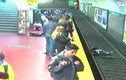Video: Vô tình bị đẩy ngã vào đường ray tàu, hành khách thoát chết thần kỳ