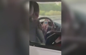 Video: Tài xế xe cứu thương sử dụng điện thoại khi đi trên cao tốc gây bức xúc