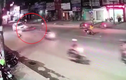 Video: Xe máy phóng tốc độ cao tông trực diện vào taxi khiến 3 người thương vong