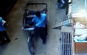 Video: Ngã từ tầng 2, cậu bé 3 tuổi thoát chết nhờ rơi vào xe kéo