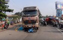 Video: Container kéo lê xe máy, bố mẹ chết thảm, con gái nguy kịch