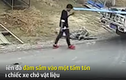 Video: Mải sử dụng điện thoại trên đường, chàng trai nhận cái kết đau đớn
