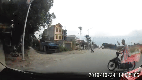 Video: Hốt hoảng khoảnh khắc ô tô phanh cháy lốp tránh cụ ông sang đường bất cẩn