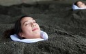 Video: Trải nghiệm tắm cát nóng như chôn sống người ở Nhật Bản