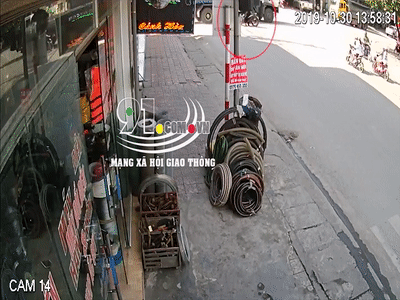 Video: Vượt đèn đỏ, quái xế bị xe bồn cán qua người