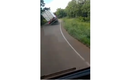 Video: Hãi hùng tài xế container thoát chết thần kỳ khi vào cua suýt lật xe