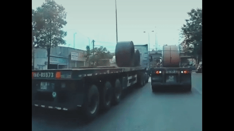 Video: Buộc lỏng lẻo, 2 cuộn sắt hàng chục tấn đè bẹp đầu xe container