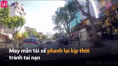 Video: Mải dùng điện thoại, tài xế xe máy đâm móp xế hộp "khủng"